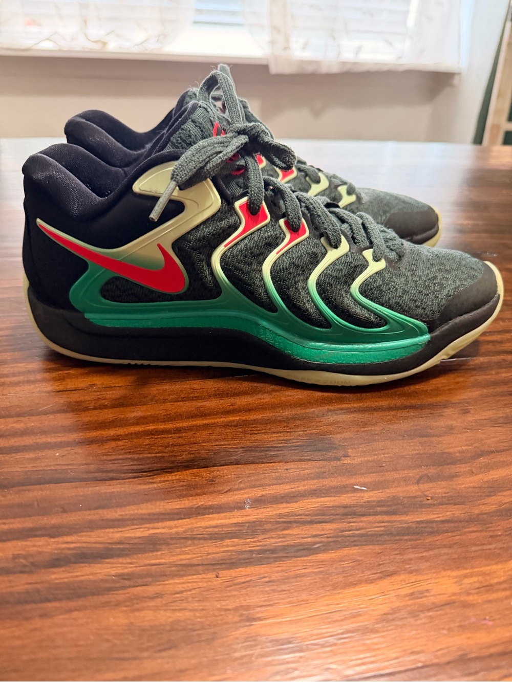 Nike Men's Black, Green & Red Basketball Shoes Kevin Durant Shoes Mens size 8